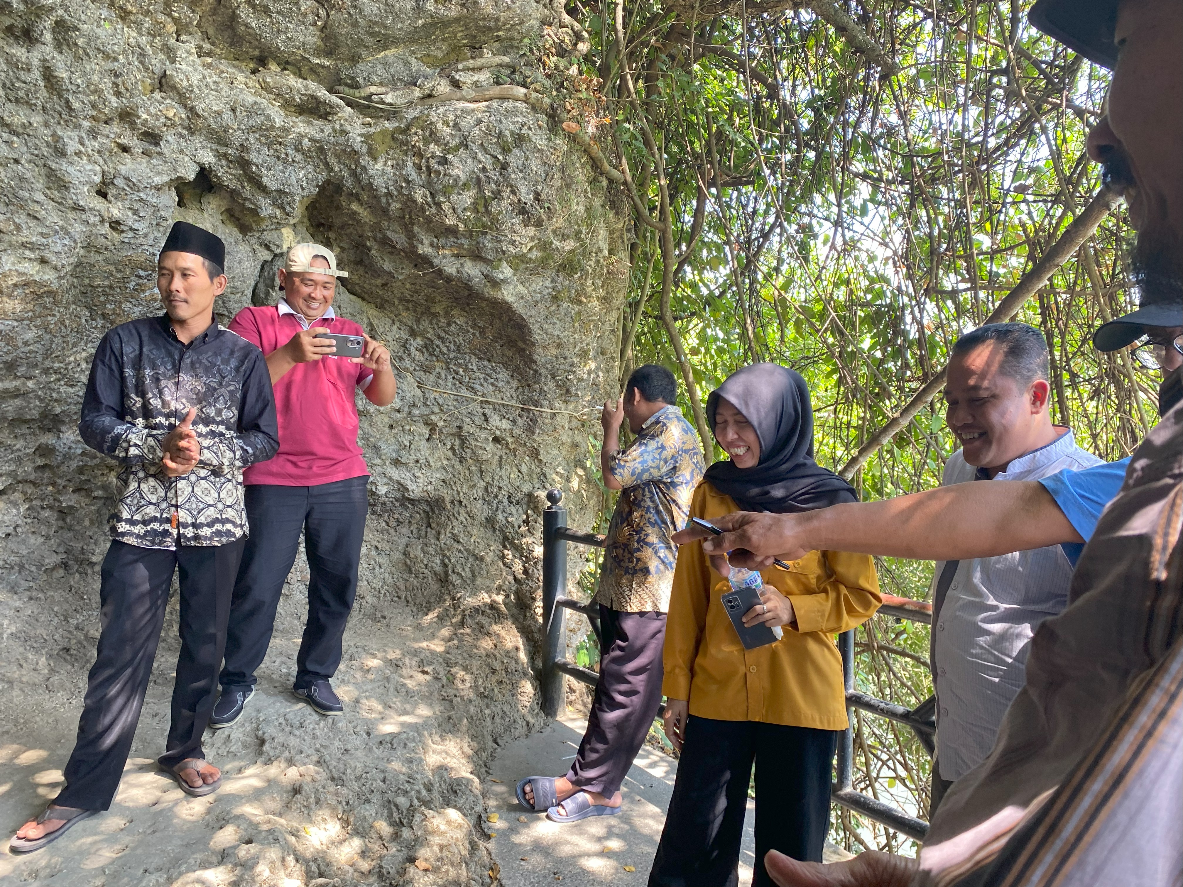 Peninjauan Goa Sentono